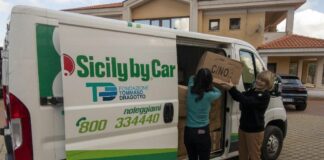 Parte furgone con un migliaio di scarpe da donare ai migranti a Lampedusa