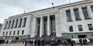 Cospito, presidio anarchici davanti al Tribunale di Milano