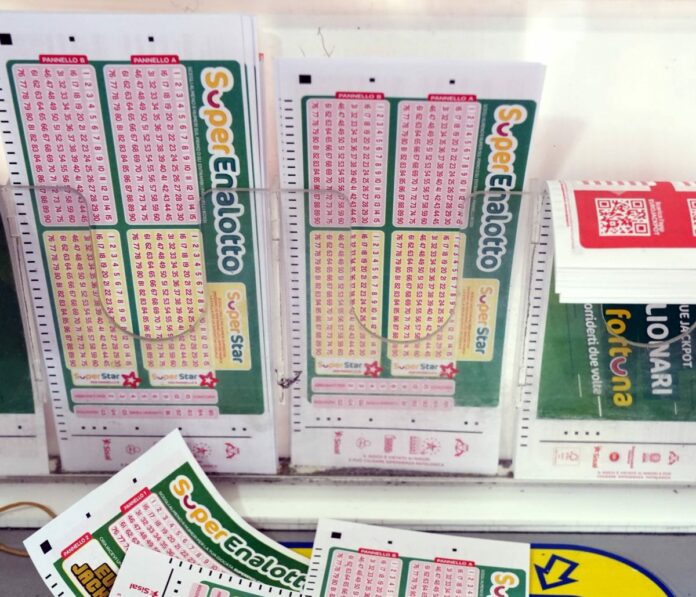 Persone a giocare al Superenalotto con il Jackpot dei record 252 milioni di euro