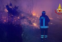 Varese, incendio boschivo minaccia paese. Vigili del Fuoco al Lavoro