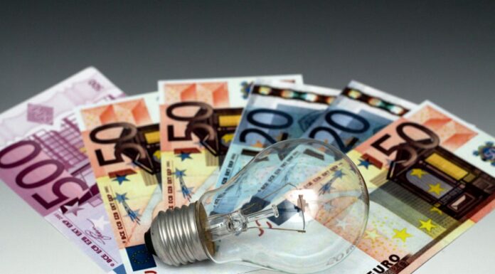 Scende il prezzo dell’elettricità, -55,3% nel secondo trimestre 2023