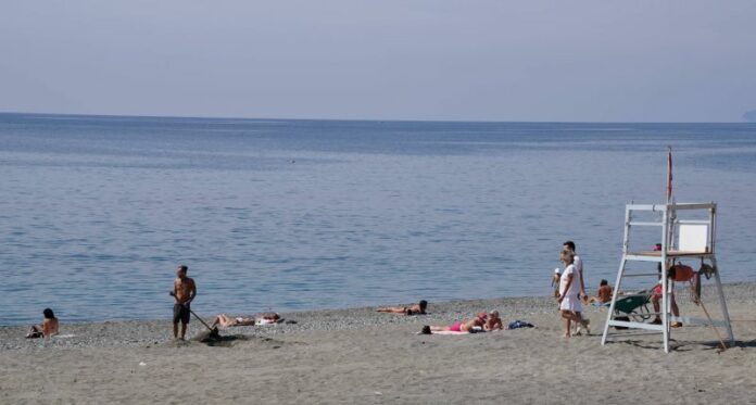 Fase 2 Costa Ligure, oggi poche persone a fare il bagno, anche si gli stabilimenti balneari sono pronti aspettando l' apertura delle regione