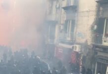 Guerriglia a Napoli con i tifosi dell’Eintracht, in fiamme auto della polizia