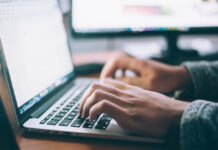 Truffe su chat e siti di dating in aumento: come difendersi mani tastiera