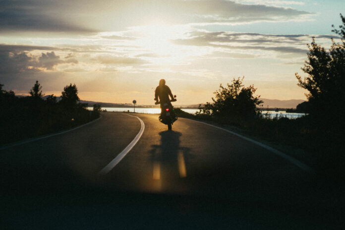 motociclista al tramonto