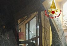 Palermo, pietre contro i vigili del fuoco che spengono i roghi di San Giuseppe