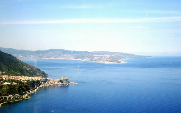 Messina - Panoramiche aeree sullo Stretto di Messina, Capo Peloro, dove dovrebbe sorgere il Ponte sullo Stretto