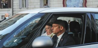 Papa Francesco dimesso dall’ospedale Gemelli “Sono ancora vivo”