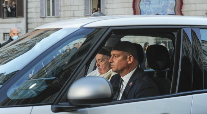 Papa Francesco dimesso dall’ospedale Gemelli “Sono ancora vivo”