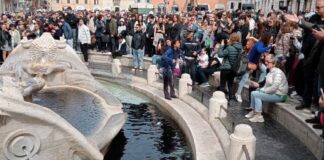 Ultima Generazione imbratta la Barcaccia del Bernini a Roma, Sangiuliano “Ora basta”