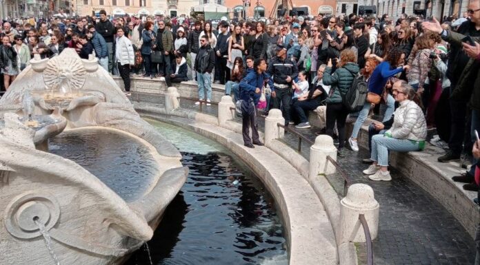Ultima Generazione imbratta la Barcaccia del Bernini a Roma, Sangiuliano “Ora basta”