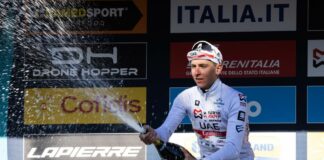 Pogacar domina il Fiandre, seconda piazza per van der Poel