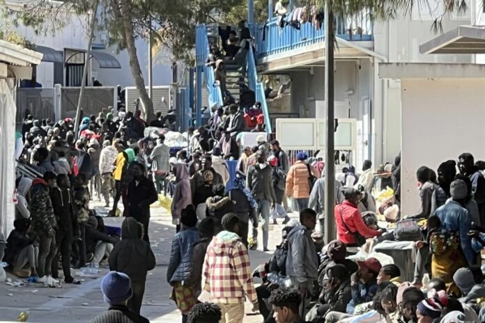 I MIGRANTI NELL'HOTSPOT DI LAMPEDUSA SUPER AFFOLLATO UN CENTINAIO TRASFERITI CON C130 A MILANO