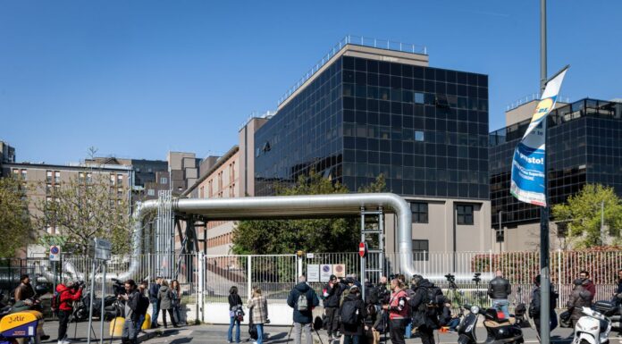 Seconda notte in ospedale per Berlusconi, Tajani “Reagisce alle cure”