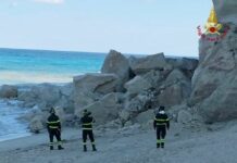 Crolla parte del costone a picco sul mare a Tropea, nessuna vittima