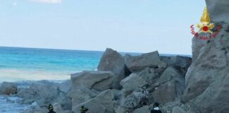 Crolla parte del costone a picco sul mare a Tropea, nessuna vittima