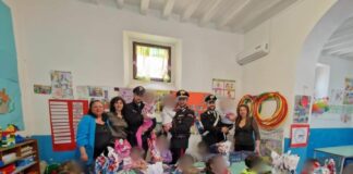 I Carabinieri donano regali e uova di Pasqua agli alunni di Stromboli