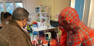 Pasqua, presidente Liguria Toti visita i bimbi ricoverati al Gaslini