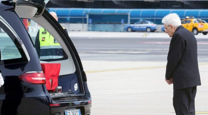 Atterrato a Ciampino l’aereo con la salma di Parini