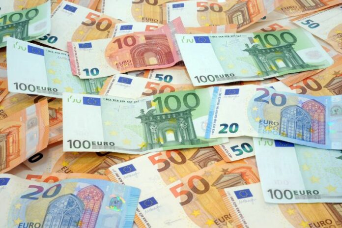 Milano - Soldi euro e aumento del costo della vita a causa della crisi economica