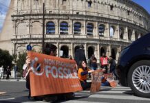 Attivisti di Ultima Generazione bloccano il traffico al Colosseo a Roma
