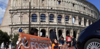 Attivisti di Ultima Generazione bloccano il traffico al Colosseo a Roma