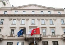 Milano, le bandiere di Inter e Milan sul balcone della sede dell’Aci