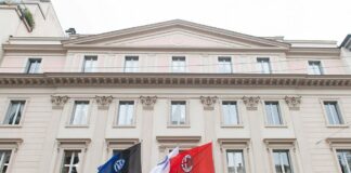 Milano, le bandiere di Inter e Milan sul balcone della sede dell’Aci