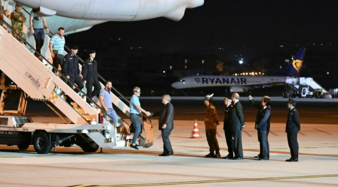 Atterrato primo aereo con italiani evacuati dal Sudan, ad accoglierli Tajani