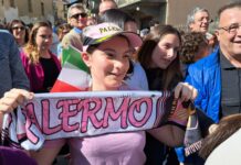 Mattarella firma sciarpa del Palermo a tifosa nel Cuneese