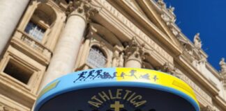 La racchetta firmata dal Papa a sostegno di 500 famiglie povere