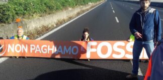 Manifestanti di “Ultima Generazione” bloccano il Grande raccordo anulare a Roma