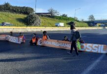 Gli attivisti di Ultima Generazione bloccano il Grande raccordo anulare a Roma