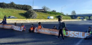 Gli attivisti di Ultima Generazione bloccano il Grande raccordo anulare a Roma