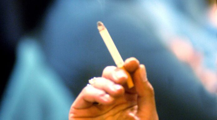 Il 16% dei 13-15enni fuma regolarmente, in maggioranza ragazze