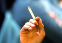 Il 16% dei 13-15enni fuma regolarmente, in maggioranza ragazze
