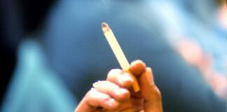 Il 16% dei 13-15enni fuma regolarmente, in maggioranza ragazze