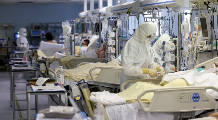 Mascherine, resta l’obbligo nei reparti con pazienti fragili