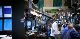 Piazza Affari chiude in rialzo, il Btp Valore supera 10,5 miliardi