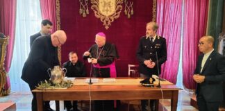 La Polizia di Stato consegna “l’Olio di Capaci” al Vescovo di Cefalù