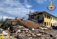 Esplosione distrugge casa nel Lucchese, un morto e 6 feriti