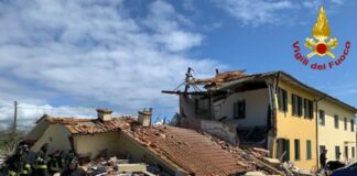 Esplosione distrugge casa nel Lucchese, un morto e 6 feriti