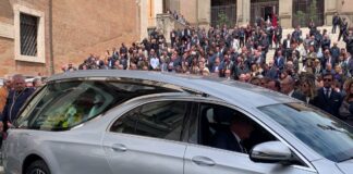 L’ultimo saluto al senatore Augello, Meloni si commuove