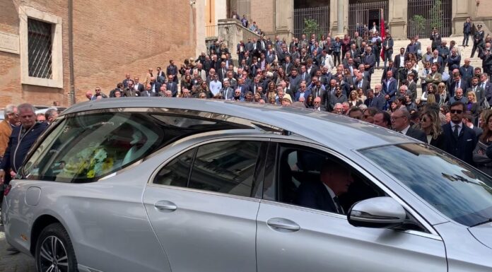 L’ultimo saluto al senatore Augello, Meloni si commuove