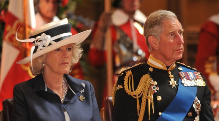 Carlo III incoronato Re, sovrano di un regno nuovo e diverso