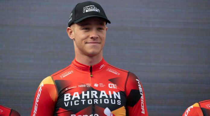 Milan vince la prima volata al Giro, Evenepoel resta rosa