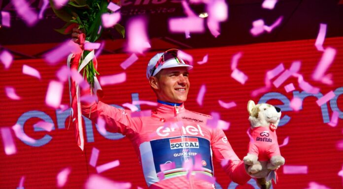Matthews vince la 3^ tappa al Giro, Evenepoel resta in rosa