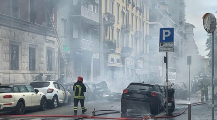 Esplosione in centro a Milano, coinvolte diverse auto e un appartamento