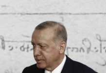 Turchia, Erdogan aumenta del 45% gli stipendi dei lavoratori statali