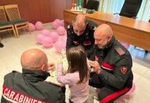 Bimba salvata in una scuola a Marigliano, Viky riabbraccia i Carabinieri